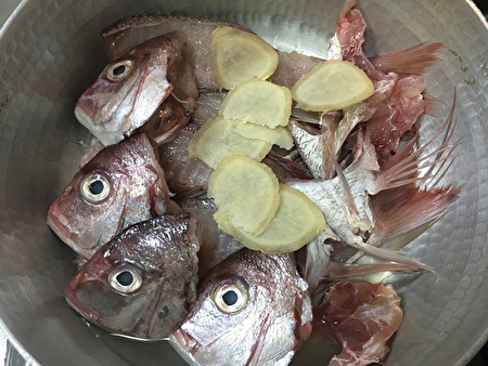 作り置きレシピ 鯛 魚 のあらでスープストック あら汁だけでなく出汁として 冷凍保存で便利に使う 圧力鍋ナシ普通の鍋で簡単調理 週末料理夫 どんの保存食 いそがばまわれ