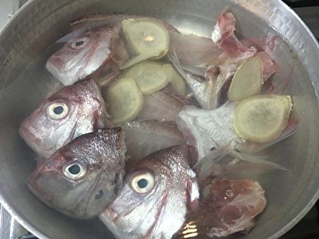 レシピ 鯛 魚 のあらでスープストック あら汁だけでなく出汁として 冷凍保存で便利に使う 圧力鍋ナシ普通の鍋で簡単調理 週末料理夫 どんの保存食