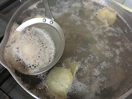 レシピ 魚 かんぱち のアラで作るスープ 魚のアラはアラ汁だけでなく料理の出汁に使う アラをスープにして冷凍保存 食品ロス削減にも貢献 週末料理夫 どん基本の出汁 いそがばまわれ