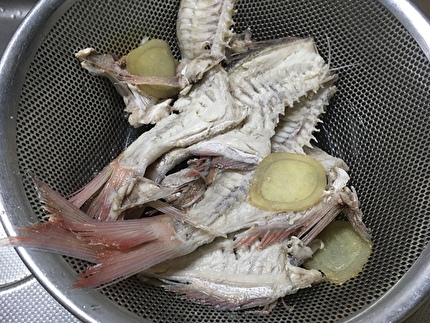 作り置きレシピ 鯛 魚 のあらでスープストック あら汁だけでなく出汁として 冷凍保存で便利に使う 圧力鍋ナシ普通の鍋で簡単調理 週末料理夫 どんの保存食 いそがばまわれ