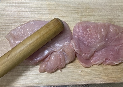 鶏むね肉レシピ ビッグなチキンカツ 鶏むね肉を叩いて驚きの柔らかチキンカツ 鶏胸肉レシピで食べ盛り家計を応援 いそがばまわれ